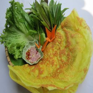 ベトナムのパンケーキ (もやし、エビ、豚肉を詰めたもの) またはチキンまたはミックス マッシュルーム