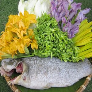 5가지 꽃으로 요리한 계피 생선 전골